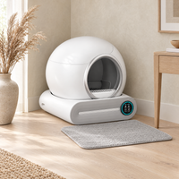 Litière autonettoyante La Conciergerie installée dans un coin du salon avec un tapis à litière